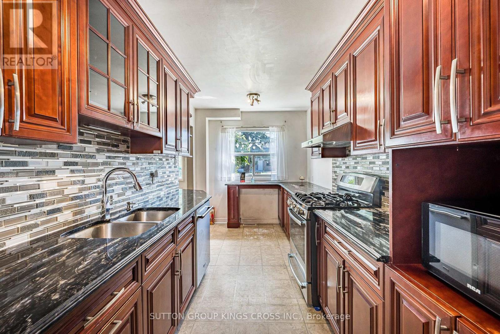 2 Hemlark Court, Brampton, Ontario  L6S 2B7 - Photo 13 - W13777710