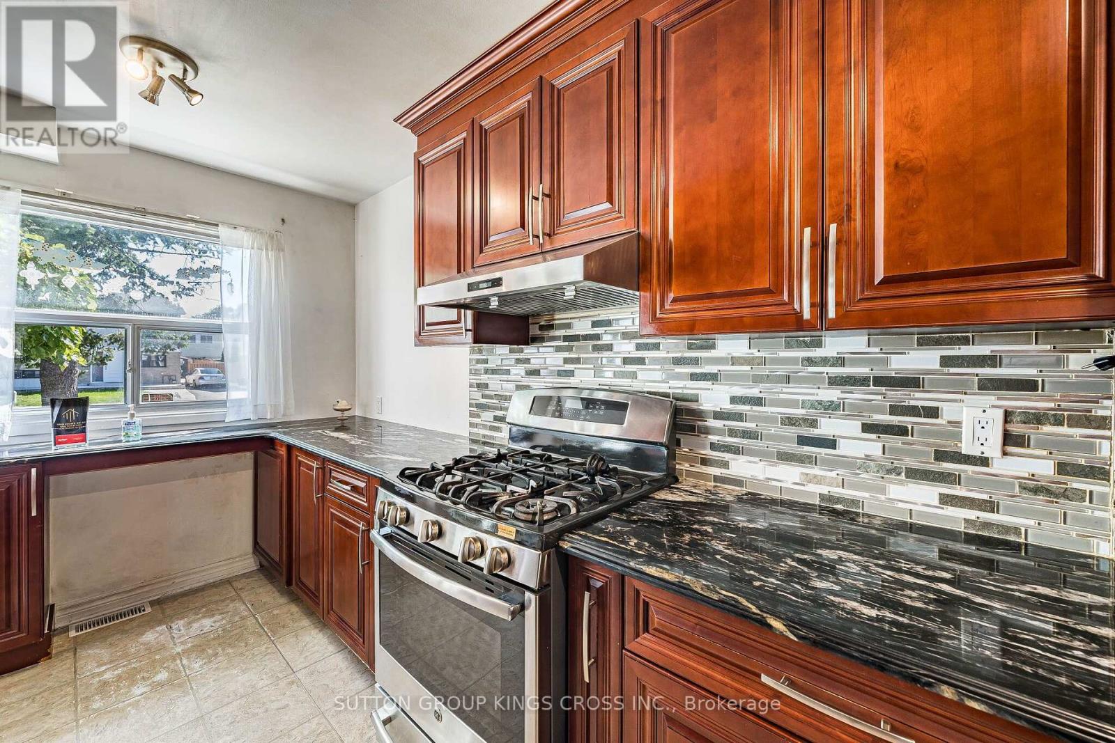 2 Hemlark Court, Brampton, Ontario  L6S 2B7 - Photo 15 - W13777710