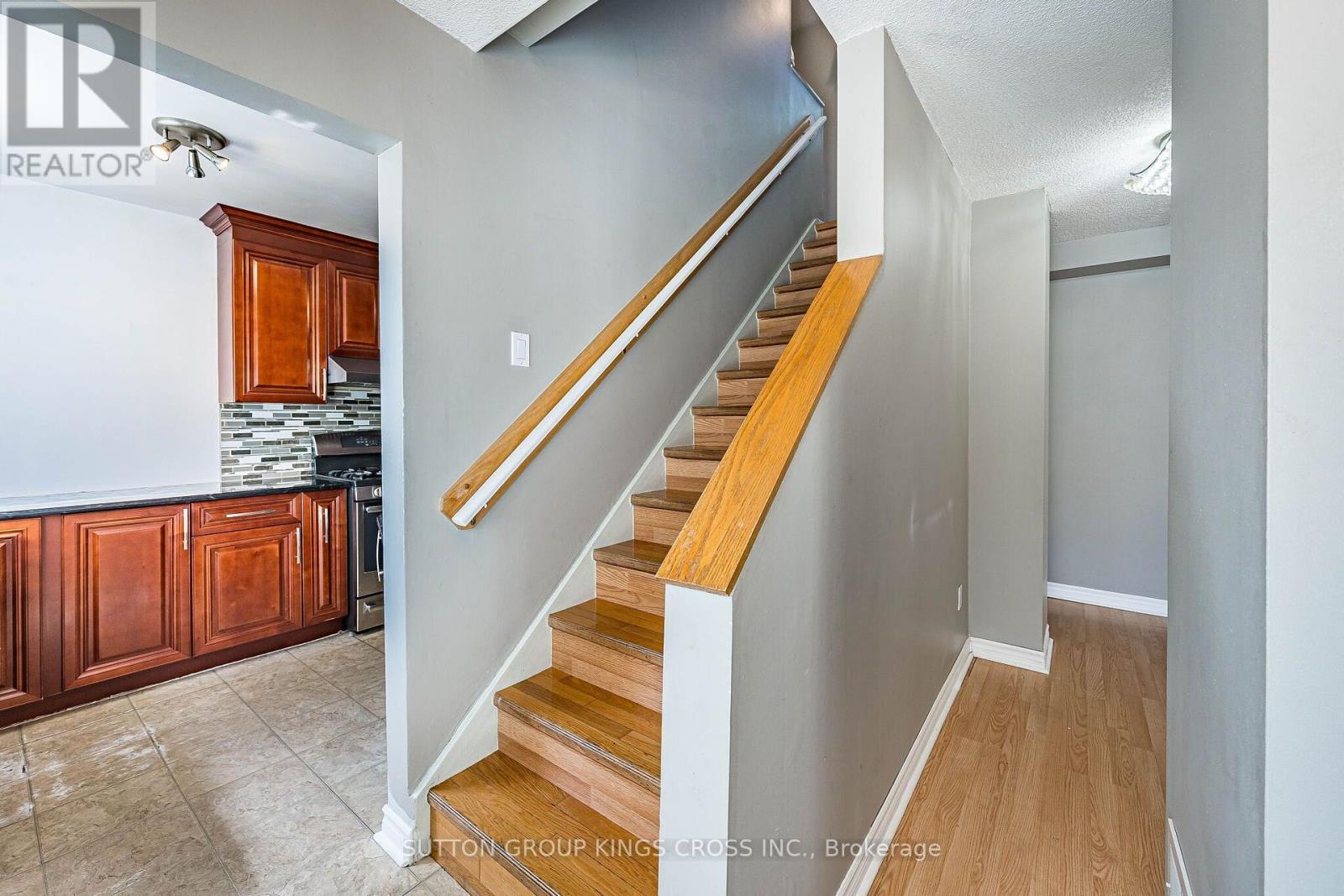 2 Hemlark Court, Brampton, Ontario  L6S 2B7 - Photo 7 - W13777710