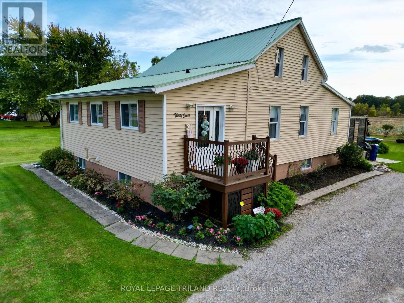 37 Broadway Street, Newbury, Ontario  N0L 1Z0 - Photo 3 - X13777782