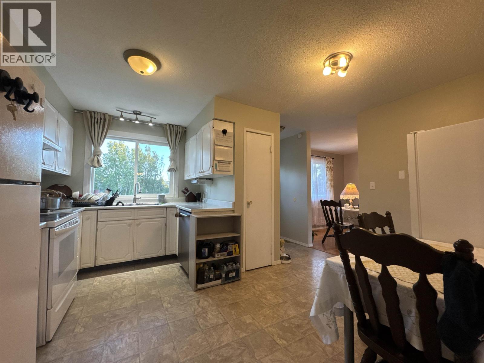 10102 Paquette Avenue, Hudsons Hope, British Columbia  V0C 1V0 - Photo 14 - R3127437