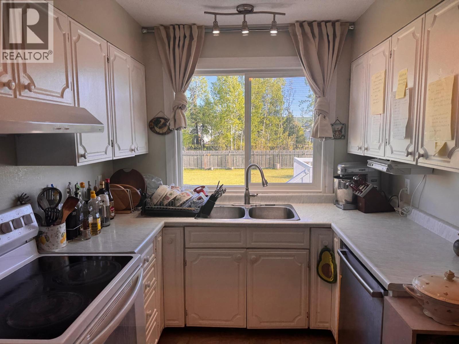 10102 Paquette Avenue, Hudsons Hope, British Columbia  V0C 1V0 - Photo 13 - R3127437