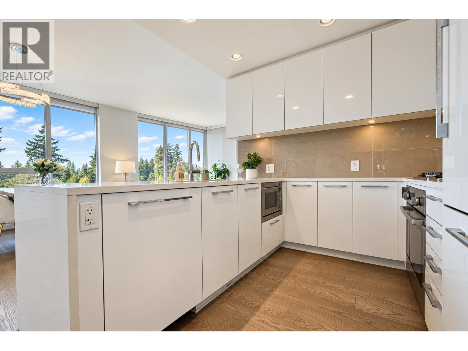 Listing Picture 11 of 27 : 902 3533 ROSS DRIVE, Vancouver / 溫哥華 - 魯藝地產 Yvonne Lu Group - MLS Medallion Club Member