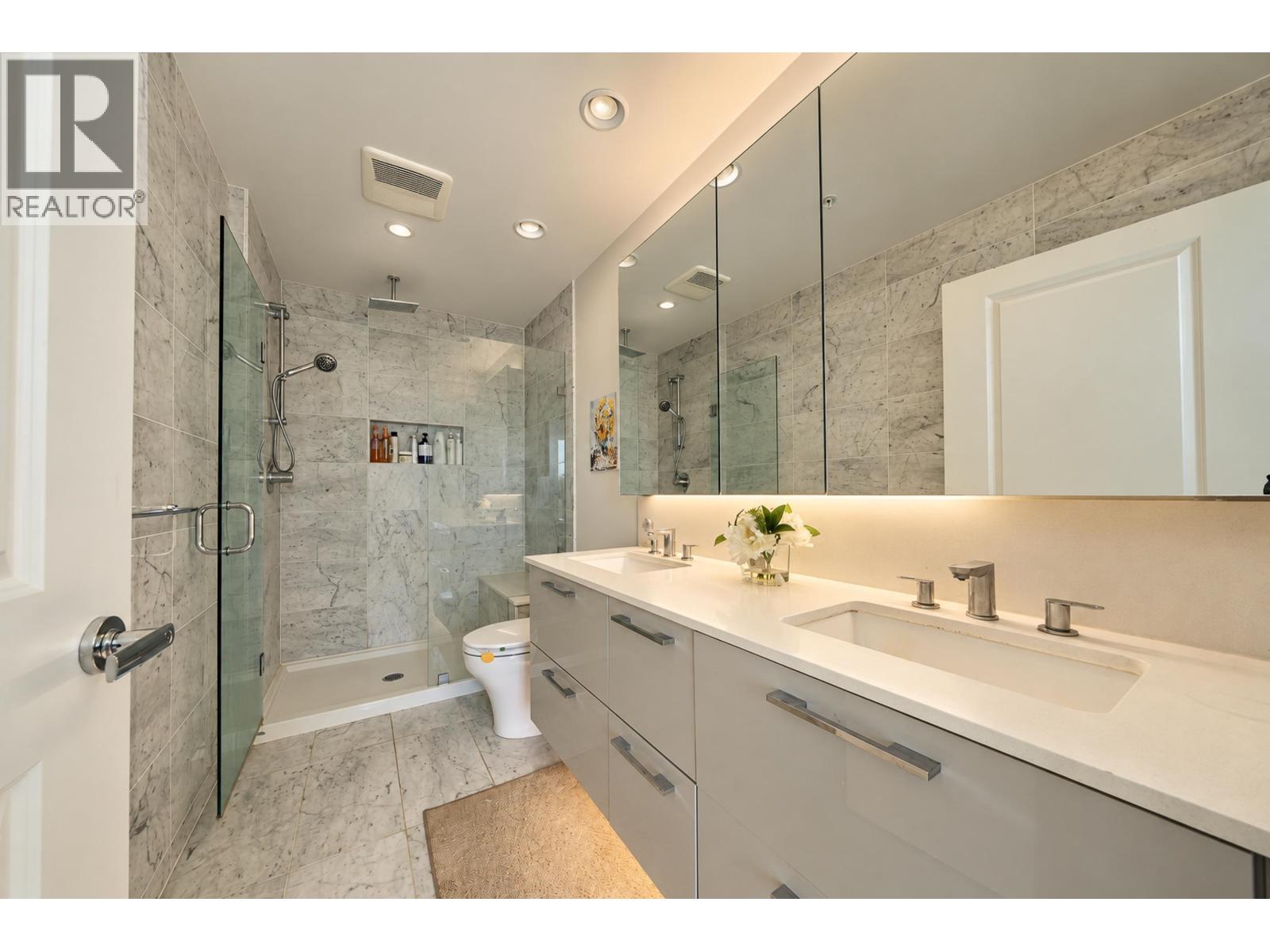 Listing Picture 19 of 27 : 902 3533 ROSS DRIVE, Vancouver / 溫哥華 - 魯藝地產 Yvonne Lu Group - MLS Medallion Club Member