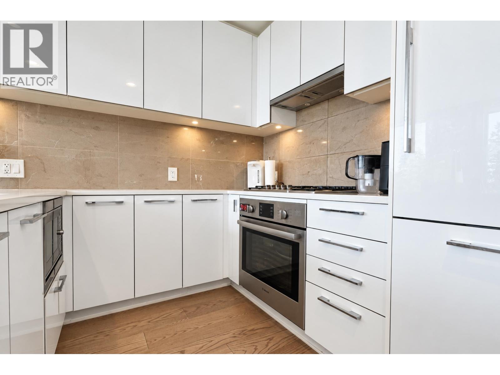Listing Picture 10 of 27 : 902 3533 ROSS DRIVE, Vancouver / 溫哥華 - 魯藝地產 Yvonne Lu Group - MLS Medallion Club Member