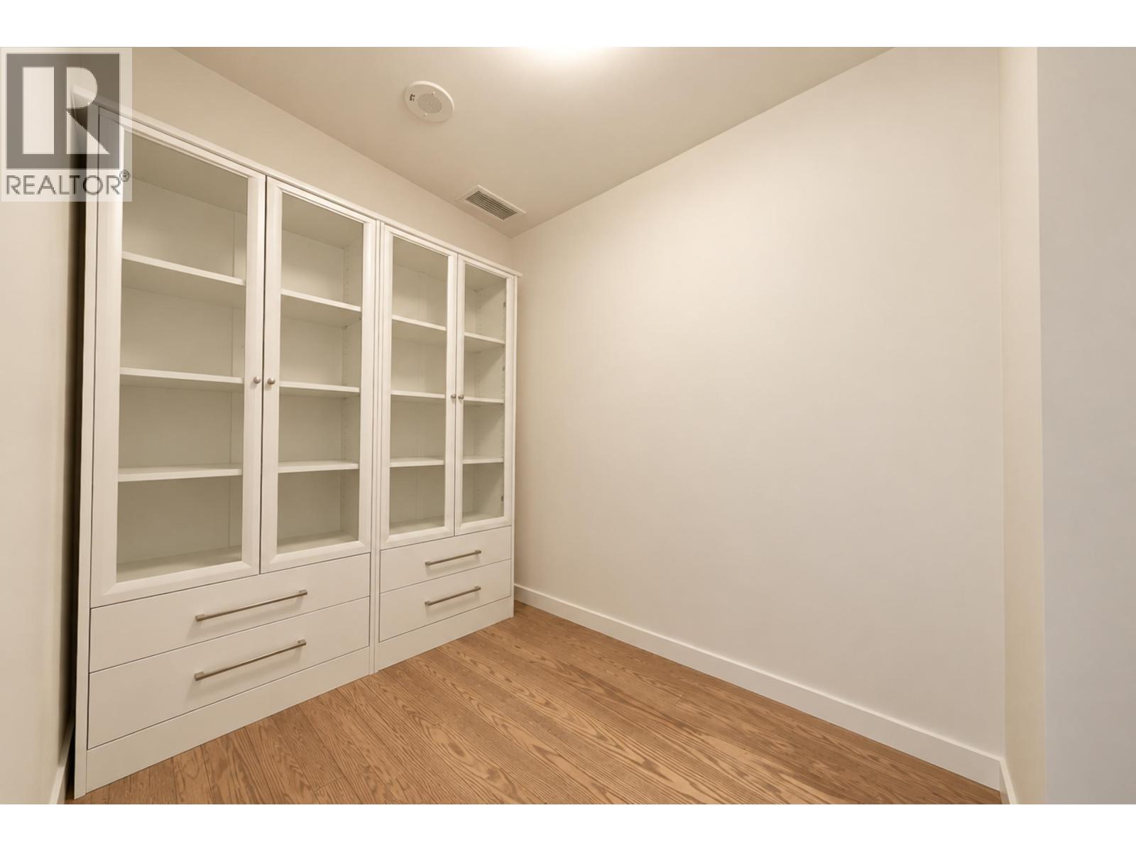 Listing Picture 15 of 27 : 902 3533 ROSS DRIVE, Vancouver / 溫哥華 - 魯藝地產 Yvonne Lu Group - MLS Medallion Club Member