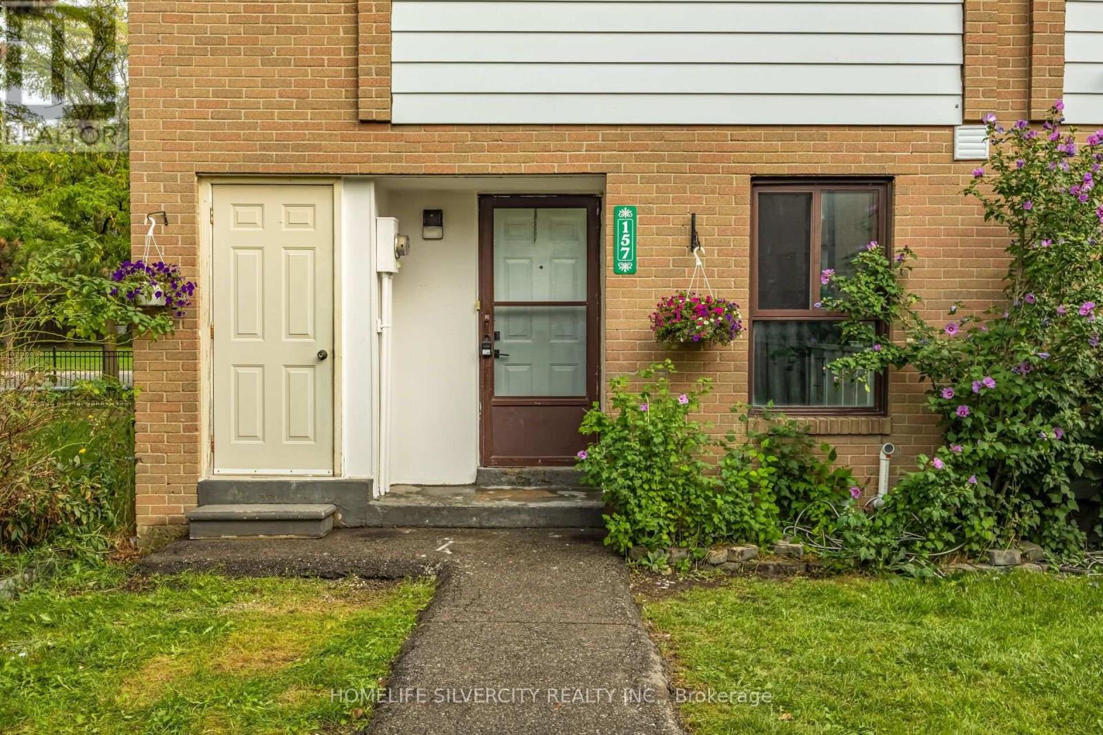 157 Fleetwood Crescent, Brampton, Ontario  L6T 2E6 - Photo 2 - W13777824