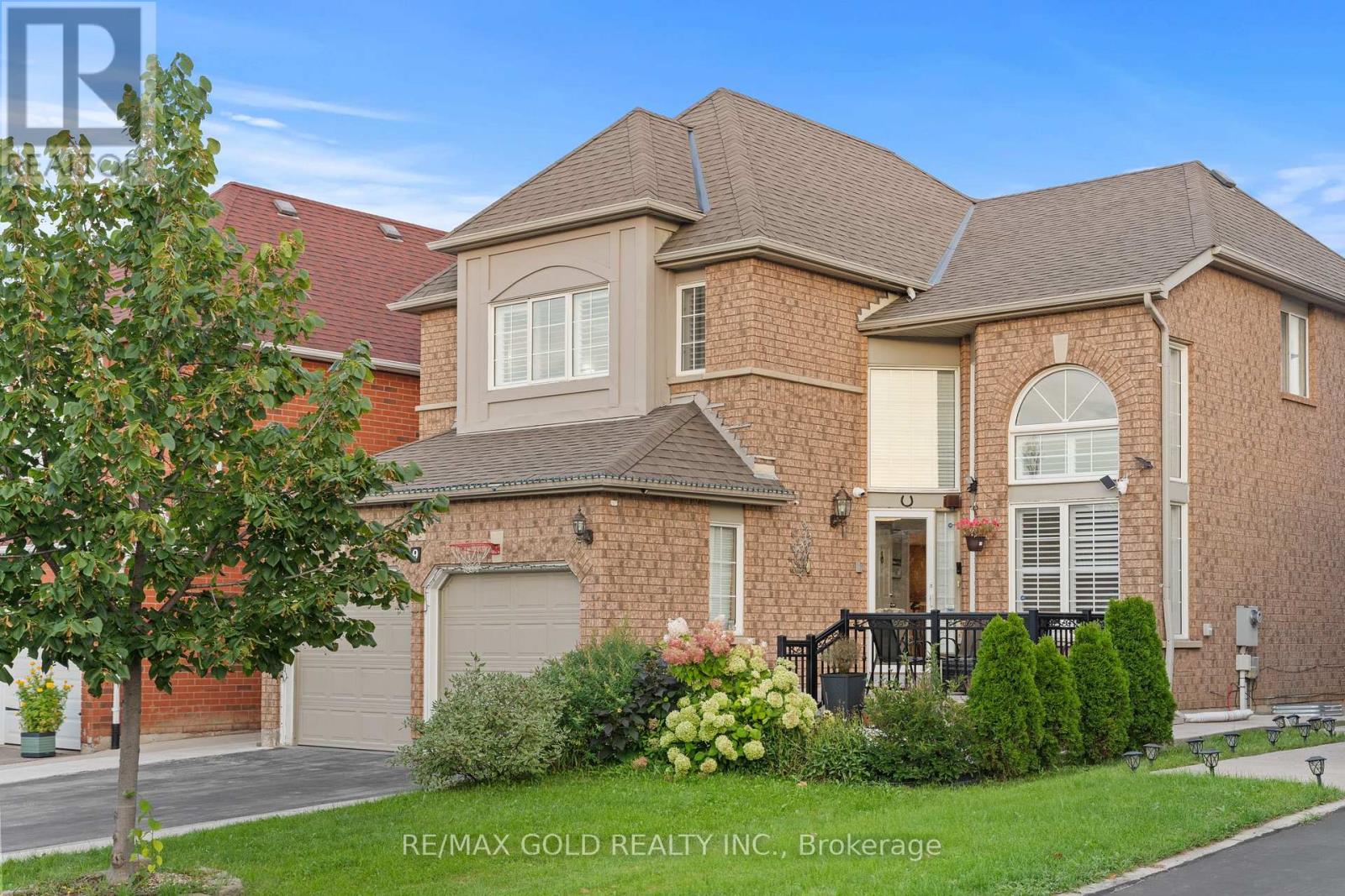 9 Squirreltail Way, Brampton, Ontario  L6R 1X4 - Photo 3 - W13777520