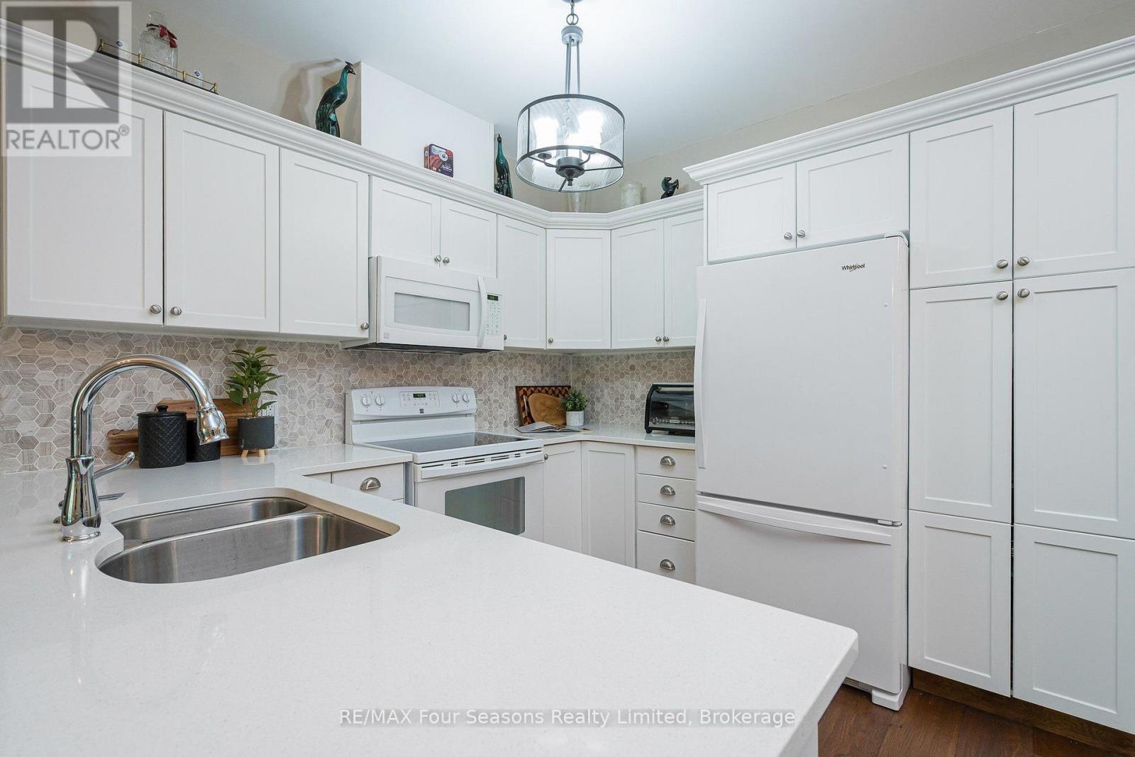 109 - 1 Chamberlain Crescent, Collingwood, Ontario  L9Y 0X7 - Photo 7 - S13774794