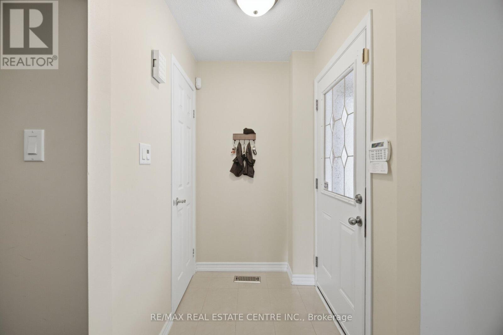 11 Sheringham Street, Brampton, Ontario  L6Z 2P5 - Photo 7 - W13777944