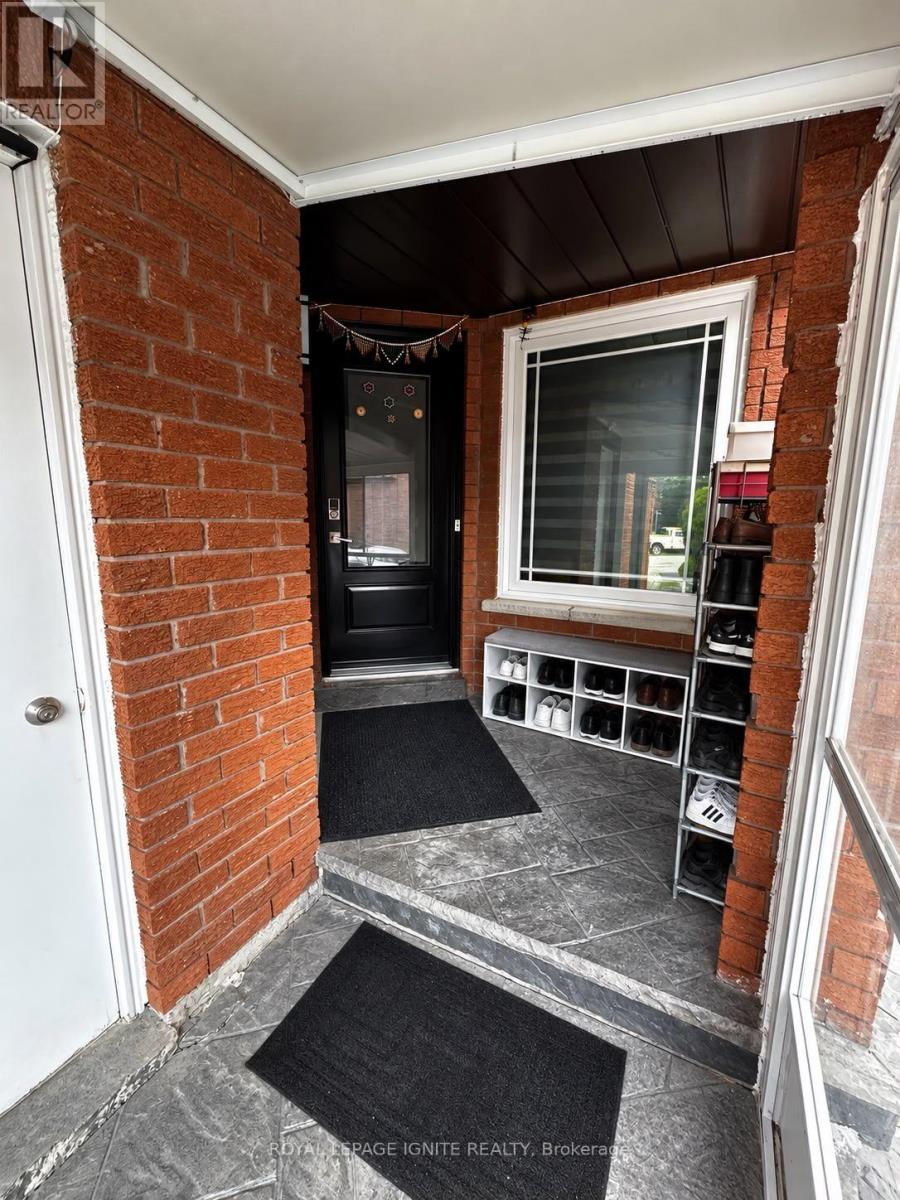 32 Marsdale Crescent, Toronto, Ontario  M1X 1G7 - Photo 3 - E13778016