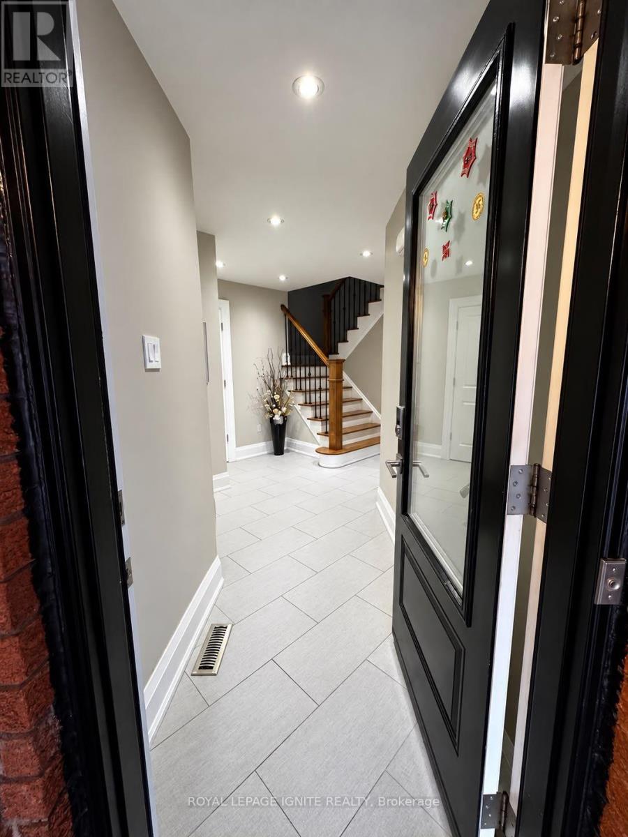 32 Marsdale Crescent, Toronto, Ontario  M1X 1G7 - Photo 4 - E13778016