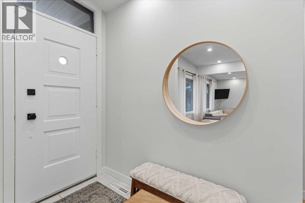 5316 La Salle Crescent Sw, Calgary, Alberta  T3E 5Y5 - Photo 5 - A2343598