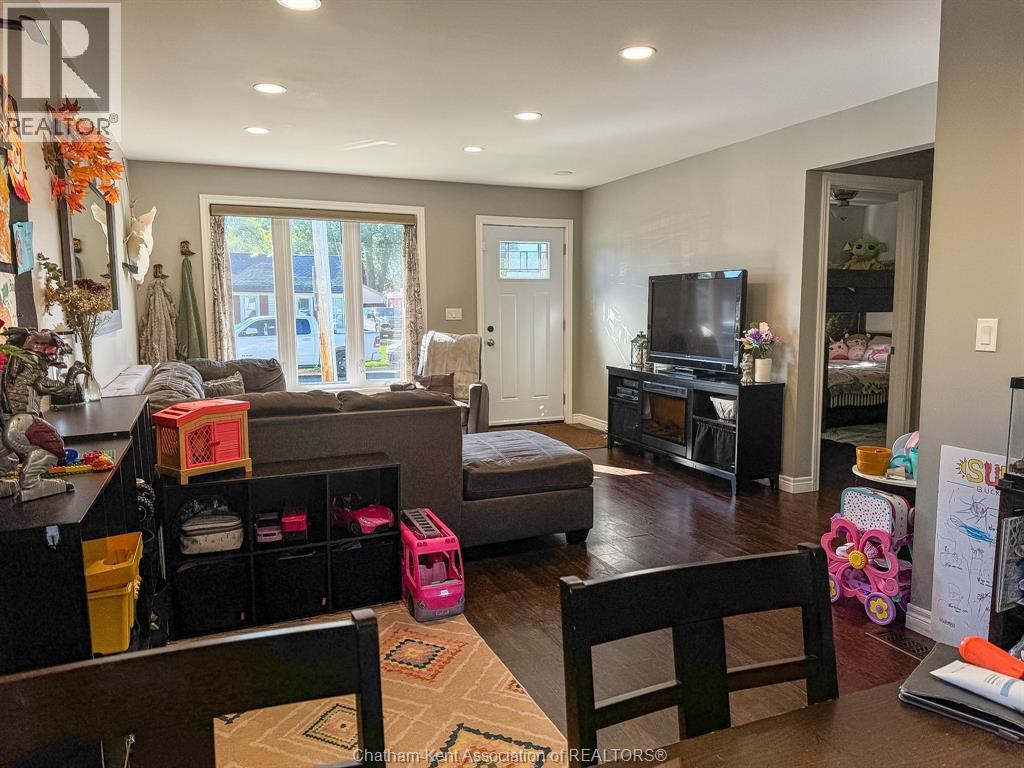 675 Albert Street, Wallaceburg, Ontario  N8A 1Y8 - Photo 3 - 26022133