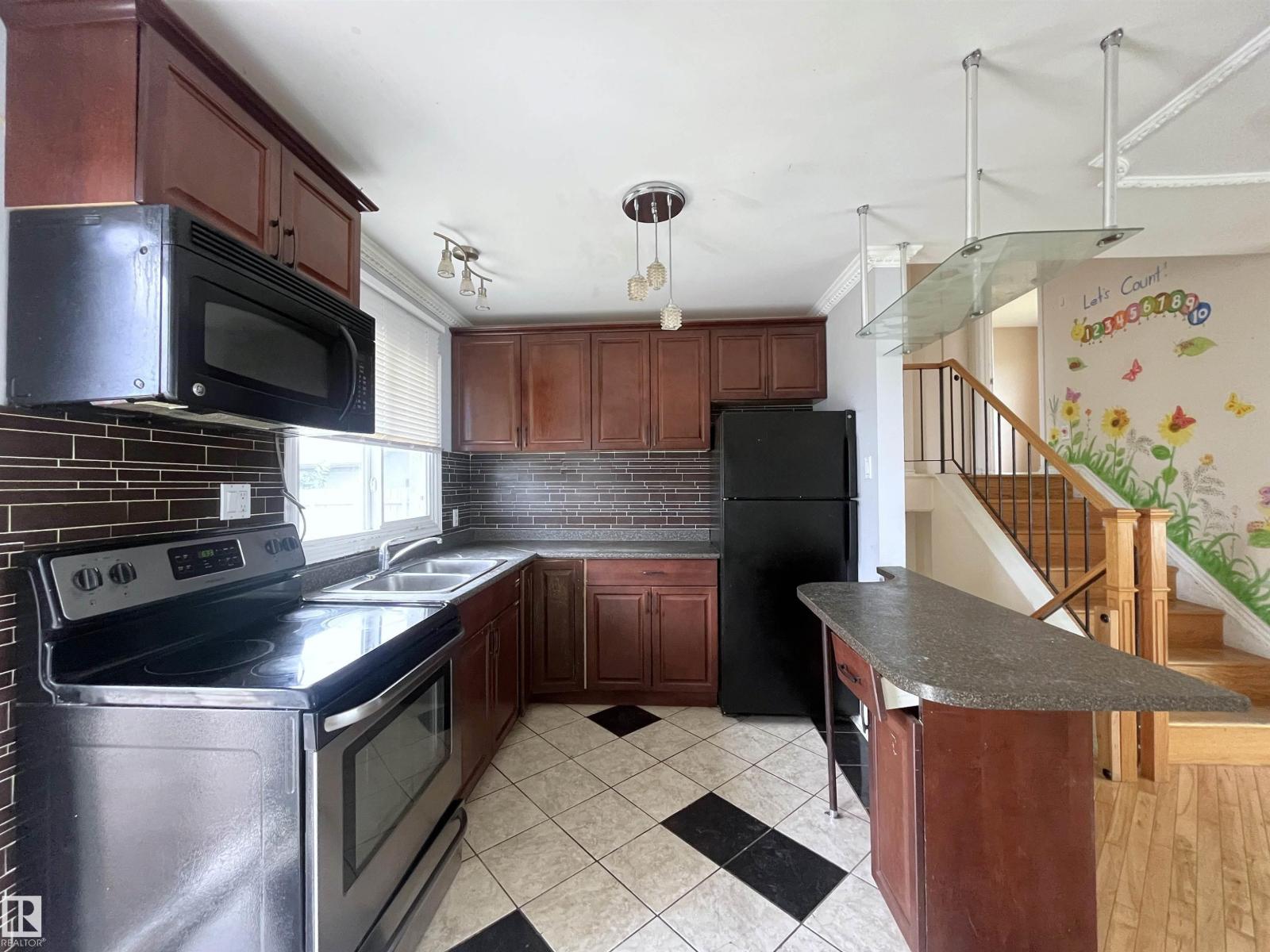 8817 163 St NW, Edmonton, Alberta  T5R 2N8 - Photo 7 - E4508544