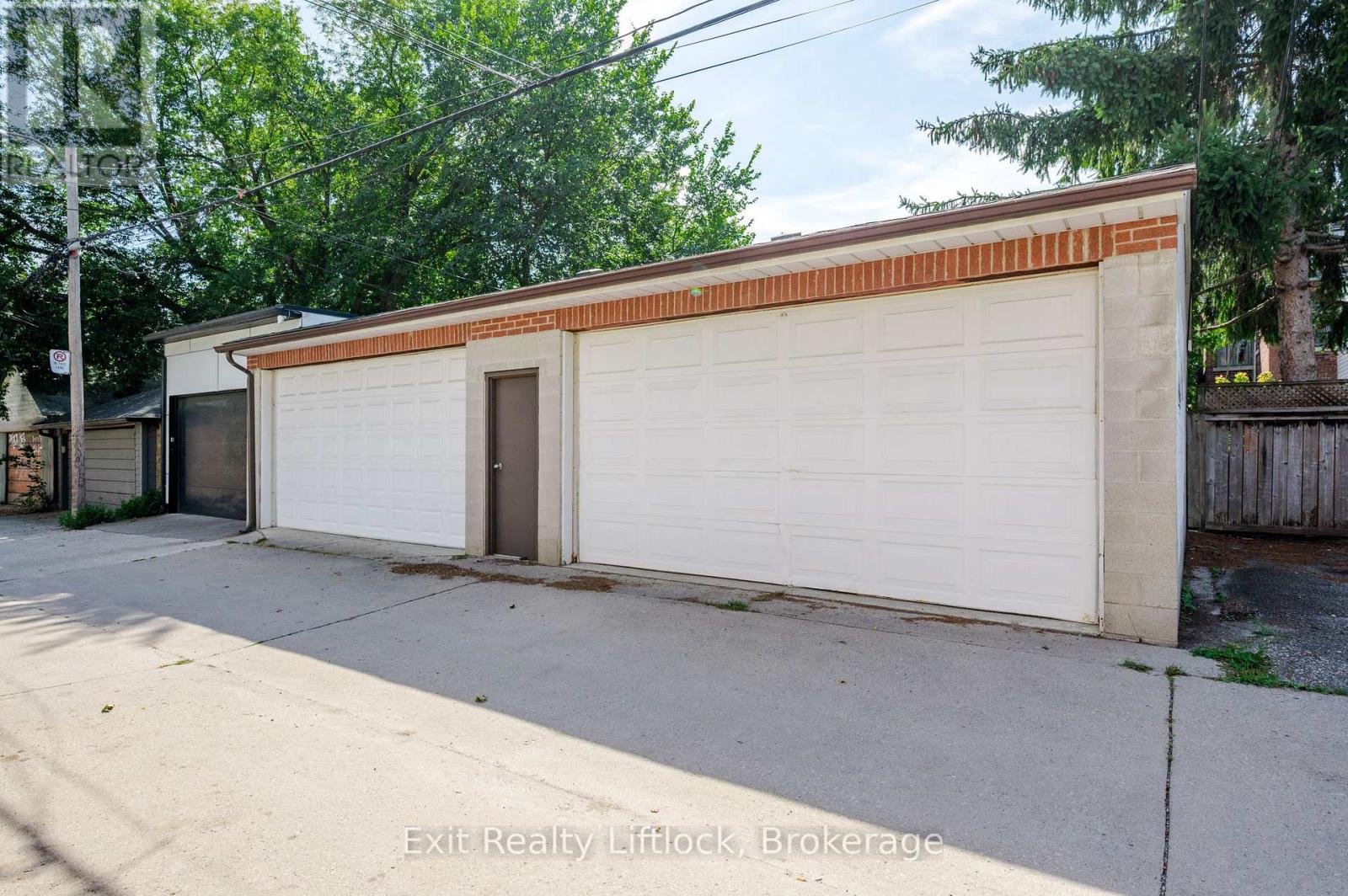 843 Logan Avenue, Toronto, Ontario  M4K 3E2 - Photo 3 - E13778116