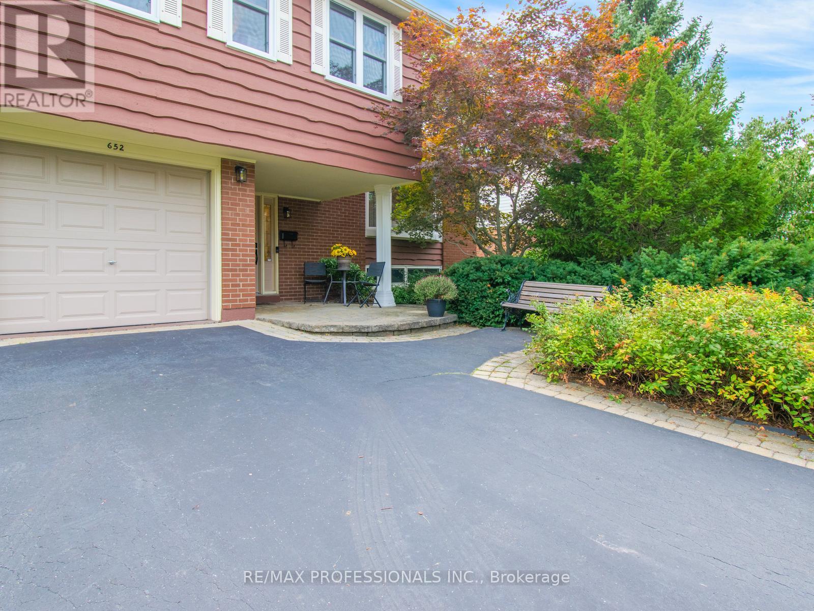 652 Meadow Lane, Burlington, Ontario  L7L 4R8 - Photo 3 - W13778122