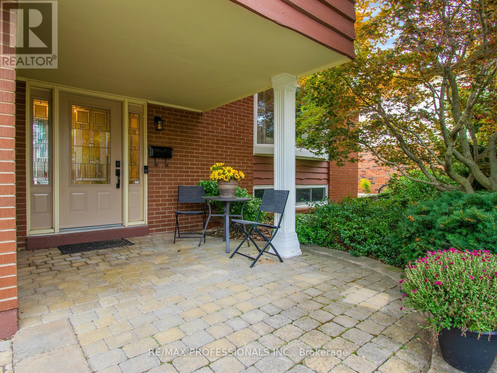 652 Meadow Lane, Burlington, Ontario  L7L 4R8 - Photo 4 - W13778122
