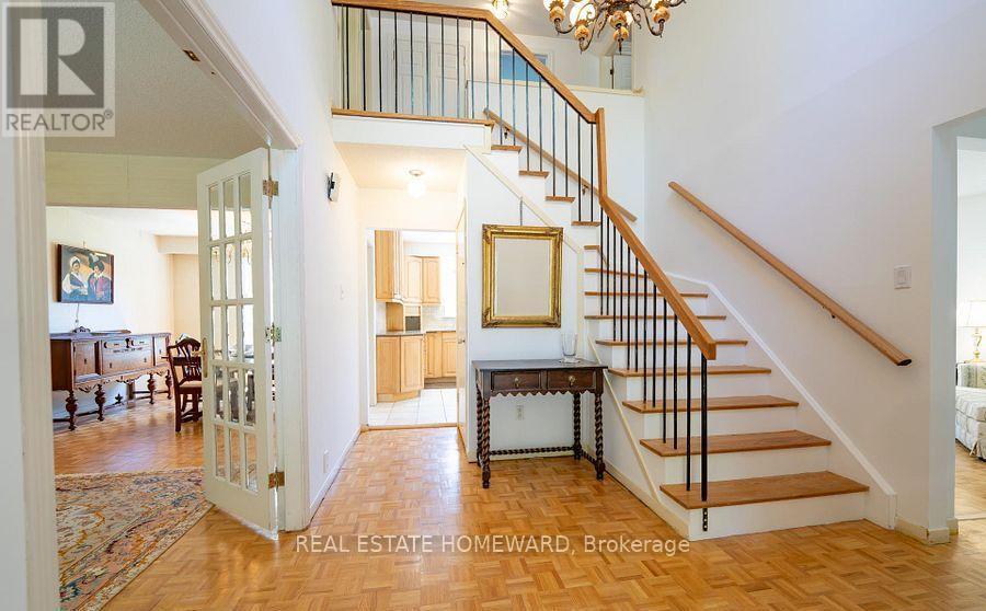 27 Drumern Crescent, Richmond Hill, Ontario  L4C 5H9 - Photo 4 - N13777582