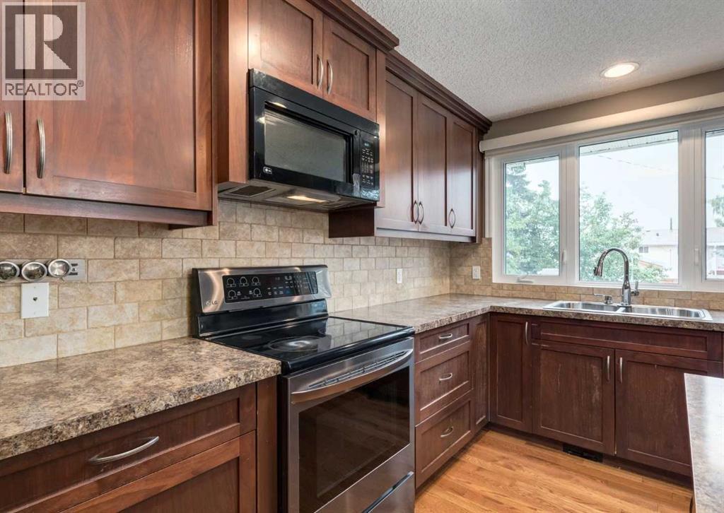99 Silver Brook Drive Nw, Calgary, Alberta  T3B 3H6 - Photo 5 - A2343992
