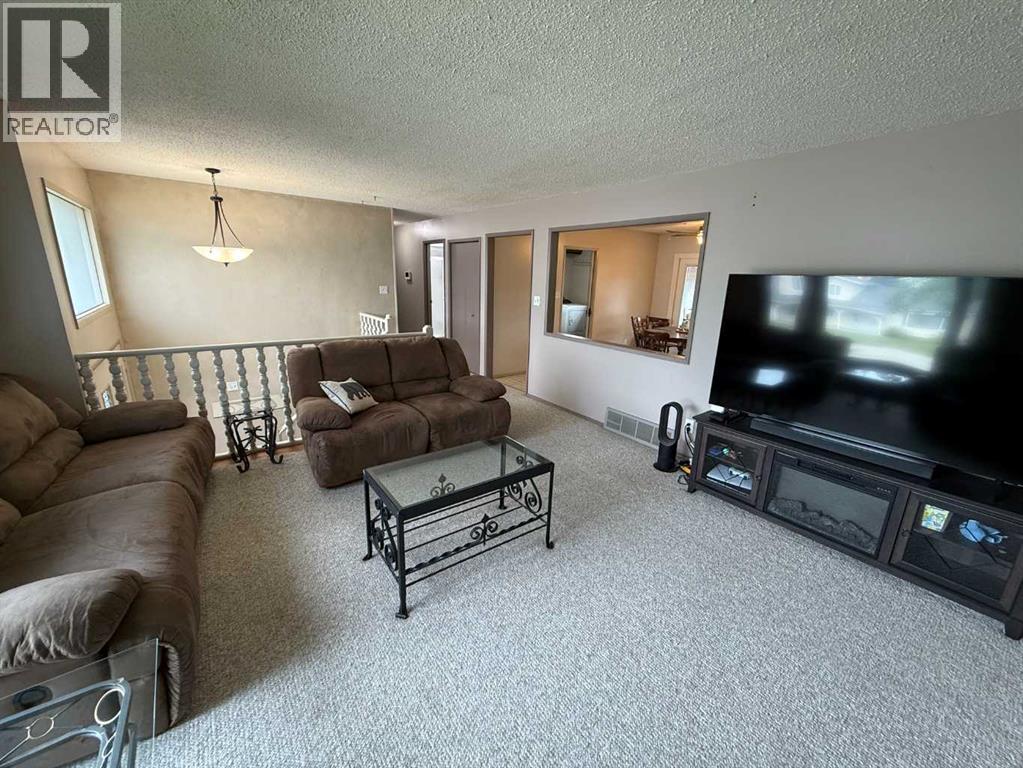 481 Mountain Street, Hinton, Alberta  T7V 1J9 - Photo 4 - A2323136