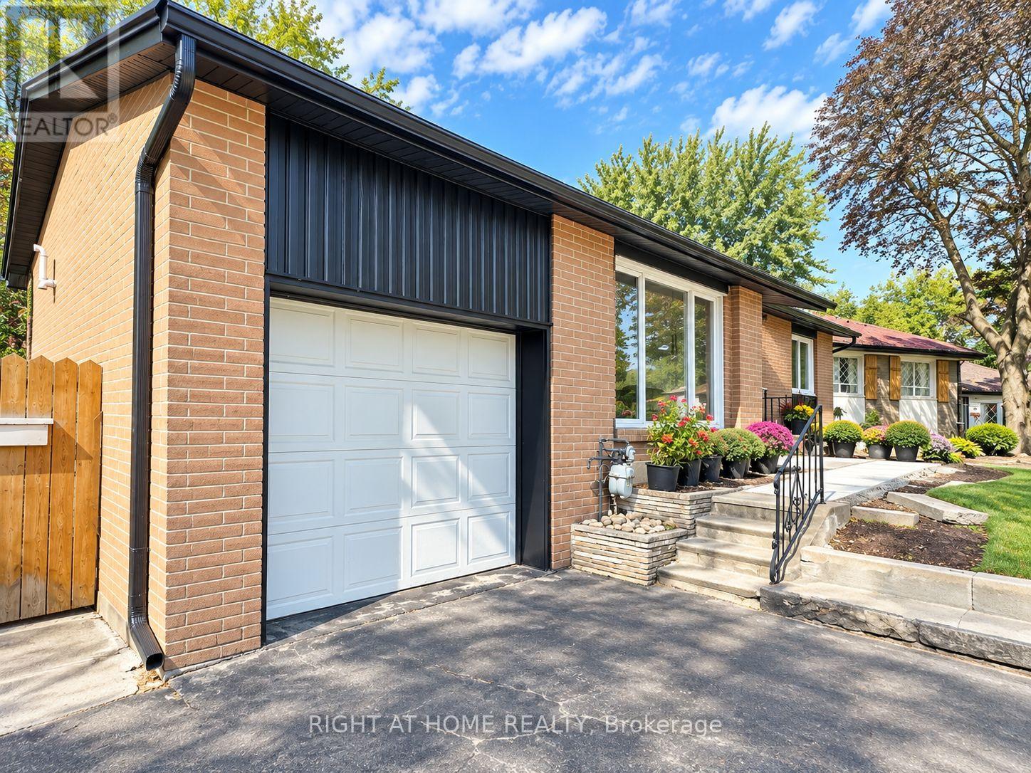 16 Ptarmigan Crescent, Toronto, Ontario  M3A 1W3 - Photo 2 - C13778226