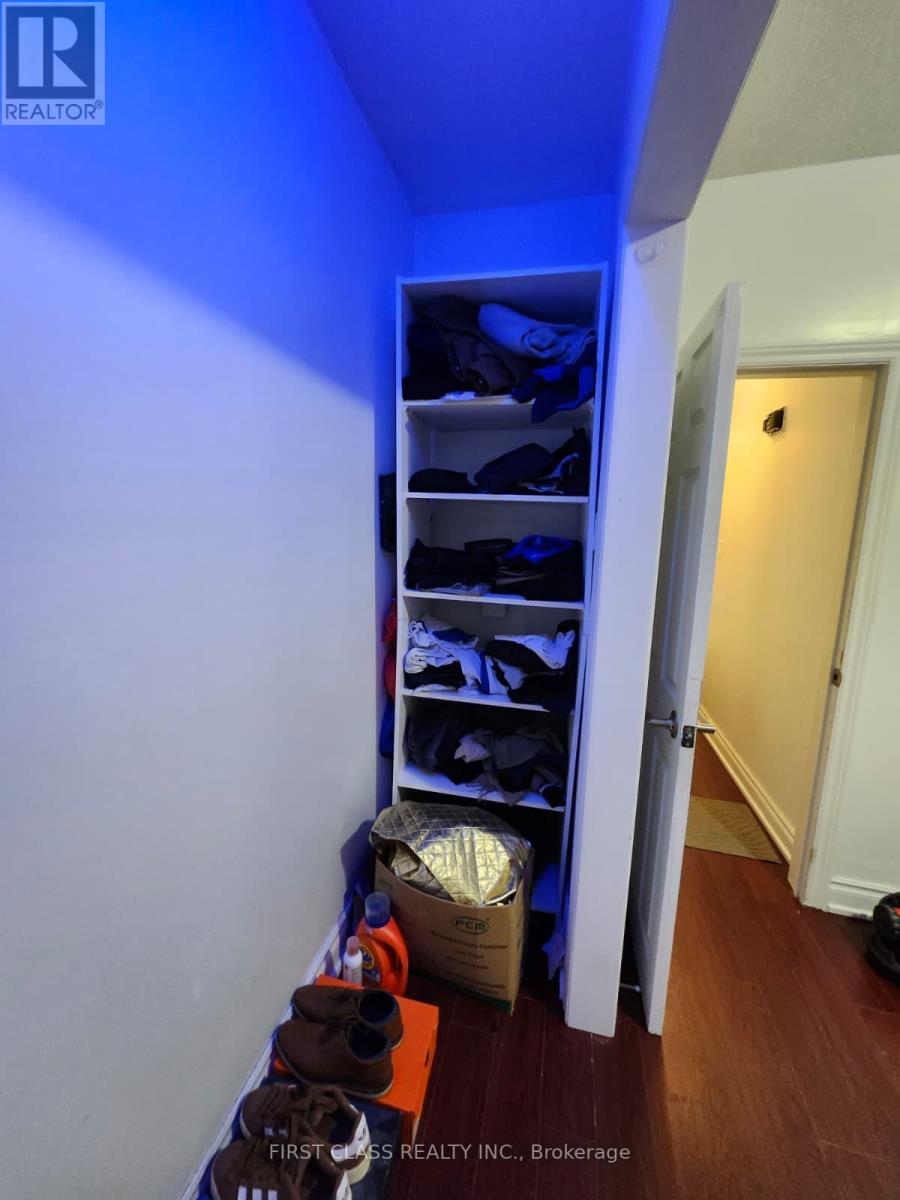 Upper - 567 Oakwood Avenue, Toronto, Ontario  M6E 2X6 - Photo 11 - C13778260