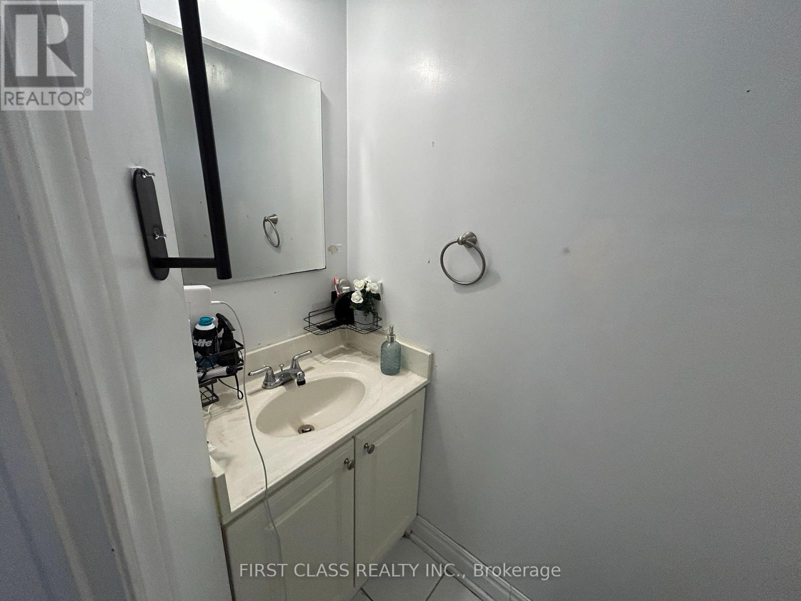 Upper - 567 Oakwood Avenue, Toronto, Ontario  M6E 2X6 - Photo 16 - C13778260