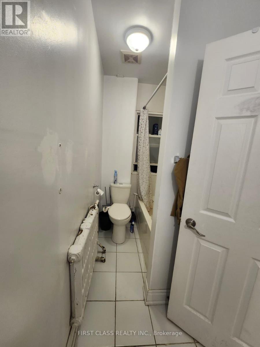 Upper - 567 Oakwood Avenue, Toronto, Ontario  M6E 2X6 - Photo 17 - C13778260