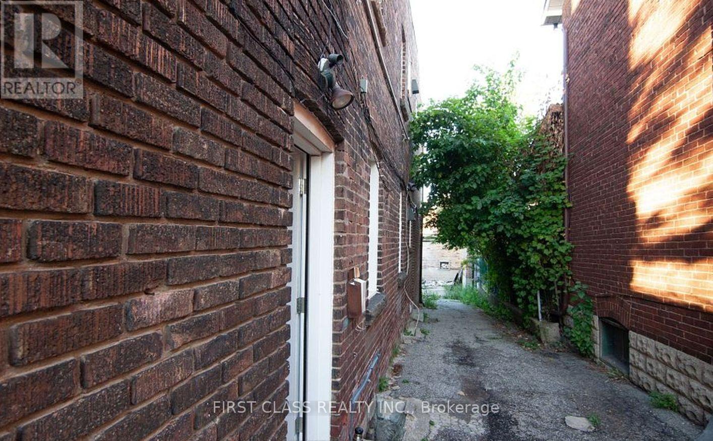 Upper - 567 Oakwood Avenue, Toronto, Ontario  M6E 2X6 - Photo 2 - C13778260