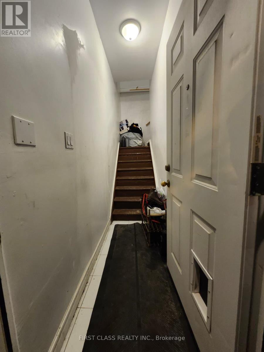 Upper - 567 Oakwood Avenue, Toronto, Ontario  M6E 2X6 - Photo 3 - C13778260