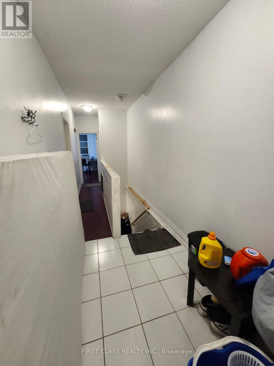 Upper - 567 Oakwood Avenue, Toronto, Ontario  M6E 2X6 - Photo 5 - C13778260