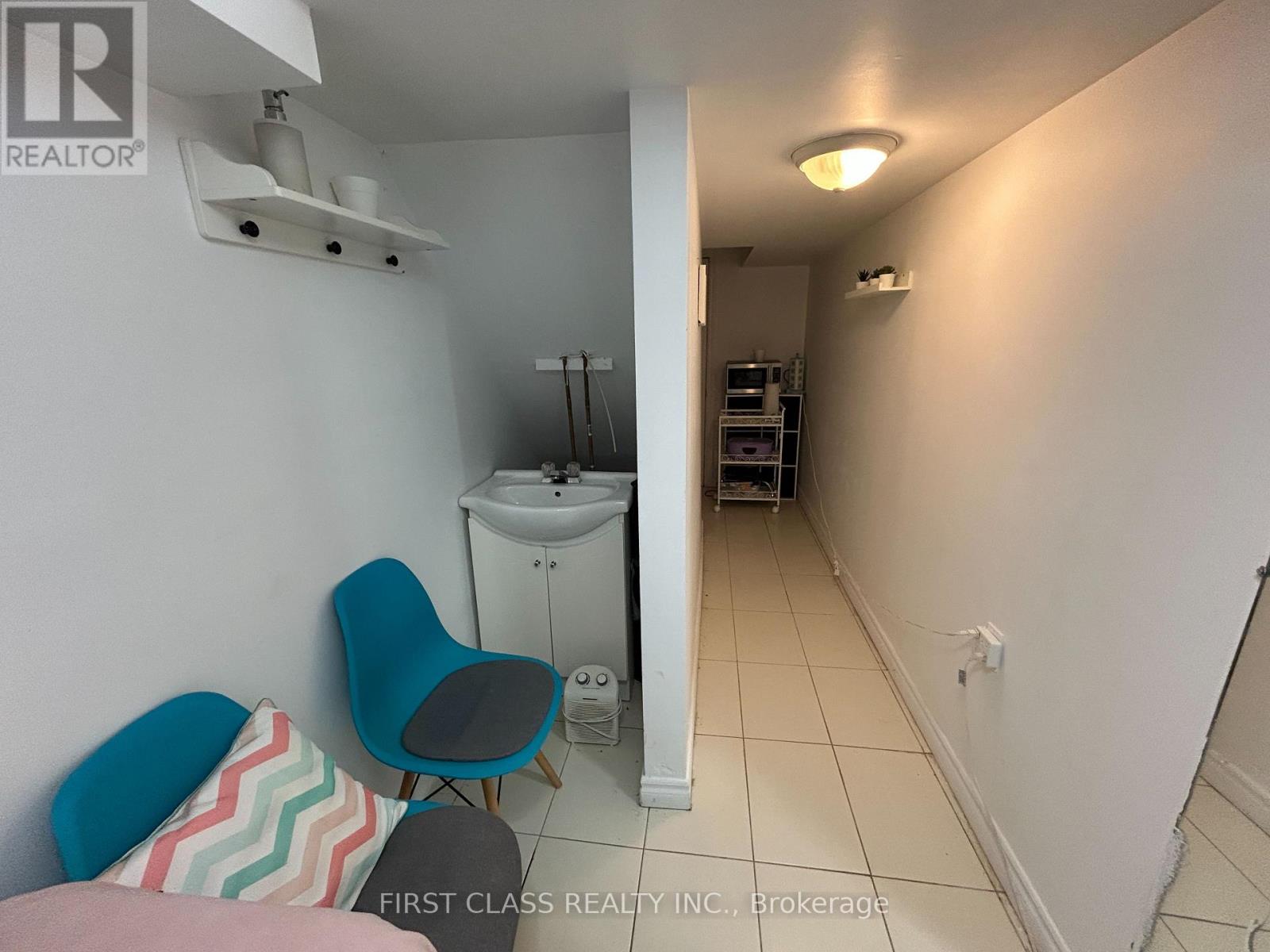 Front - 567 Oakwood Avenue, Toronto, Ontario  M6E 2X6 - Photo 21 - C13778314