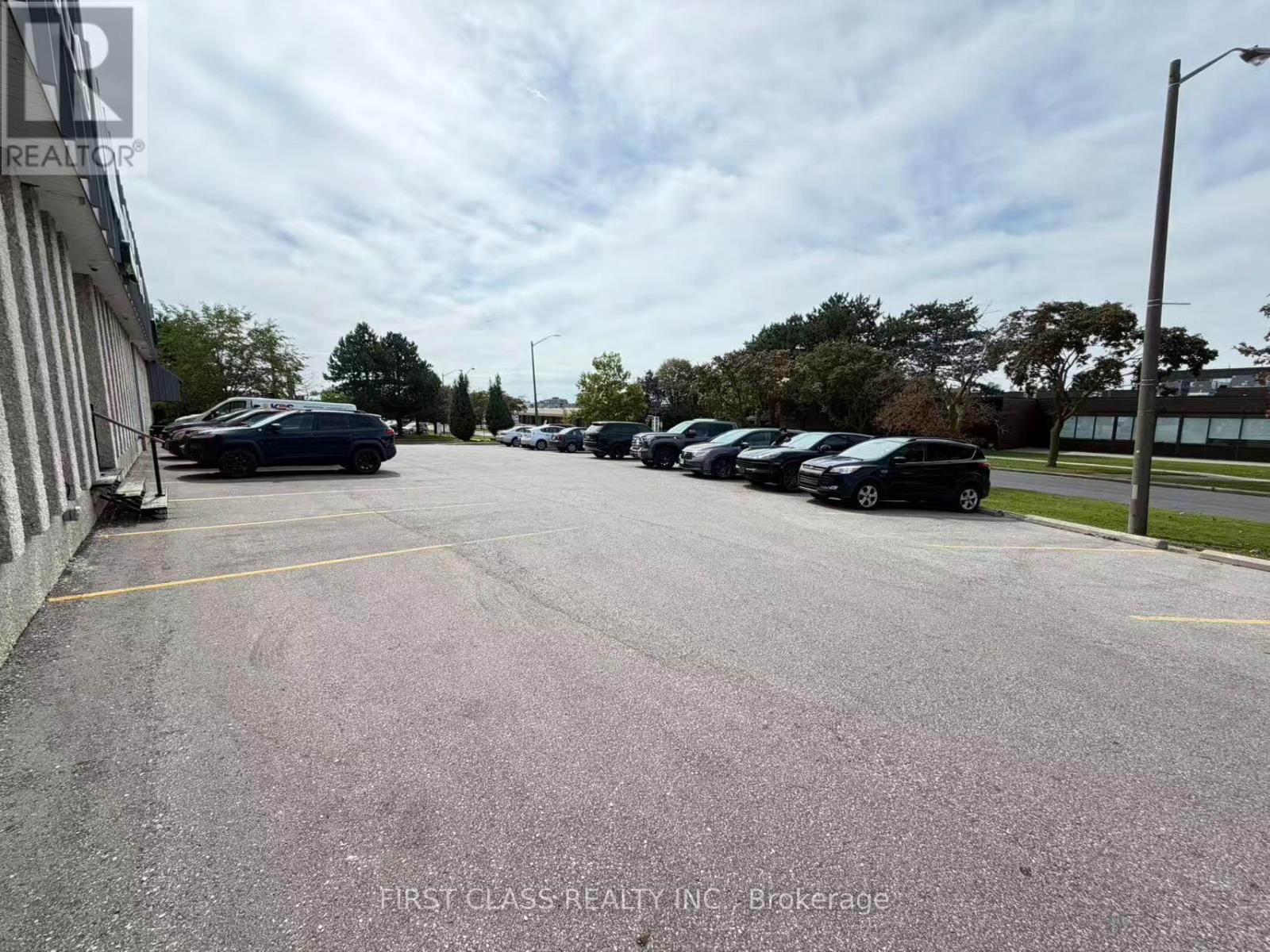 675b Petrolia Road, Toronto, Ontario  M3J 2N6 - Photo 11 - W13778304