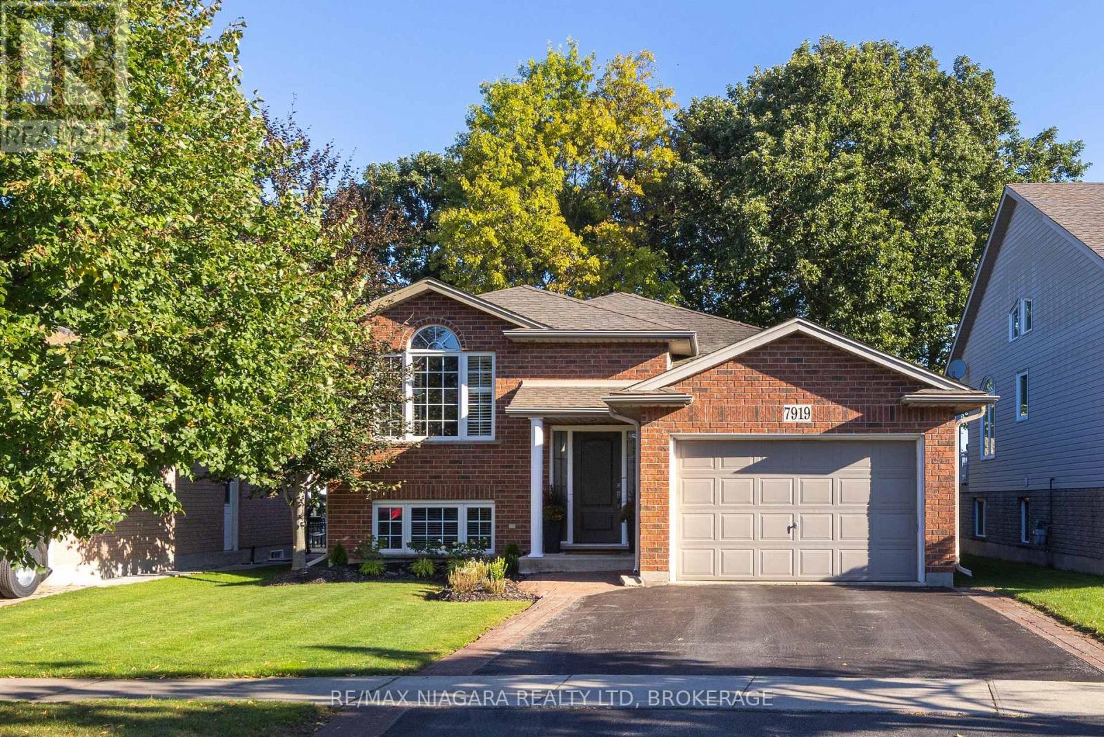 7919 Fleming Drive, Niagara Falls, Ontario  L2H 3H9 - Photo 1 - X13778354