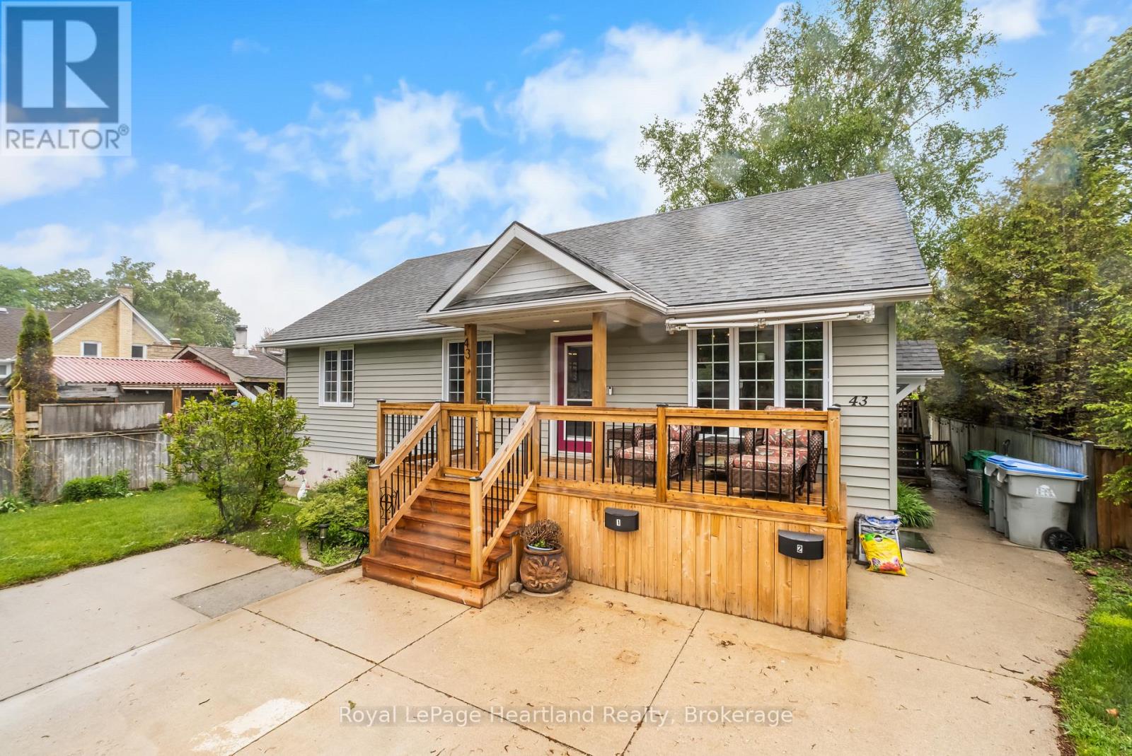 2 - 43 RAGLAN STREET E