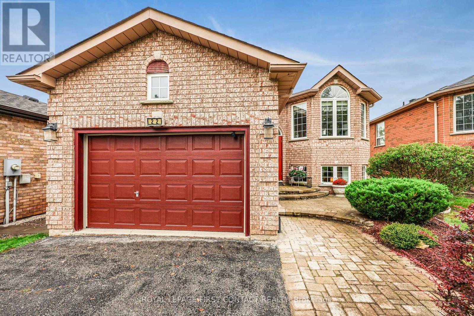 22 Logan Court, Barrie, Ontario L4N 8G9 - Photo 1 - S13778436