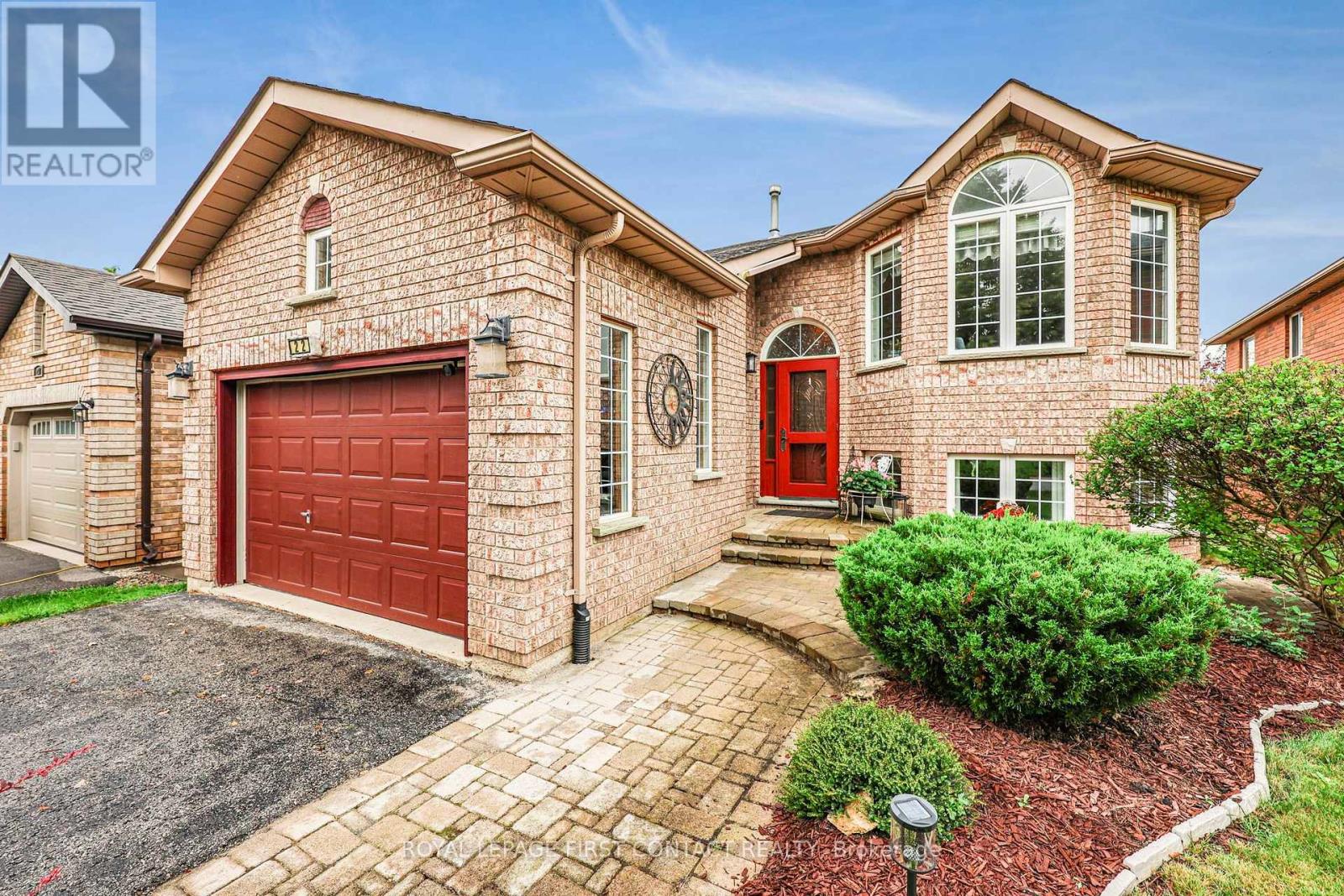 22 Logan Court, Barrie, Ontario L4N 8G9 - Photo 2 - S13778436