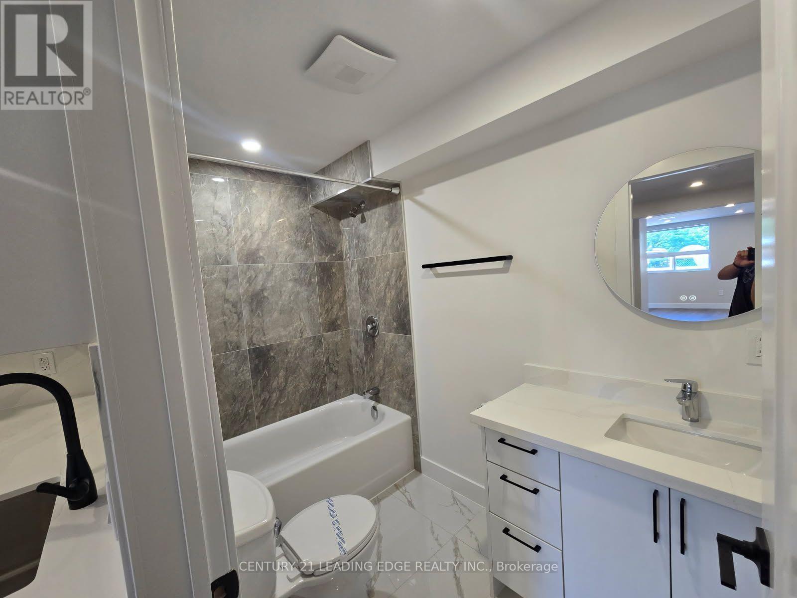 3030 Dundas Street, Toronto, Ontario M6P 1Z3 - Photo 10 - W13778336