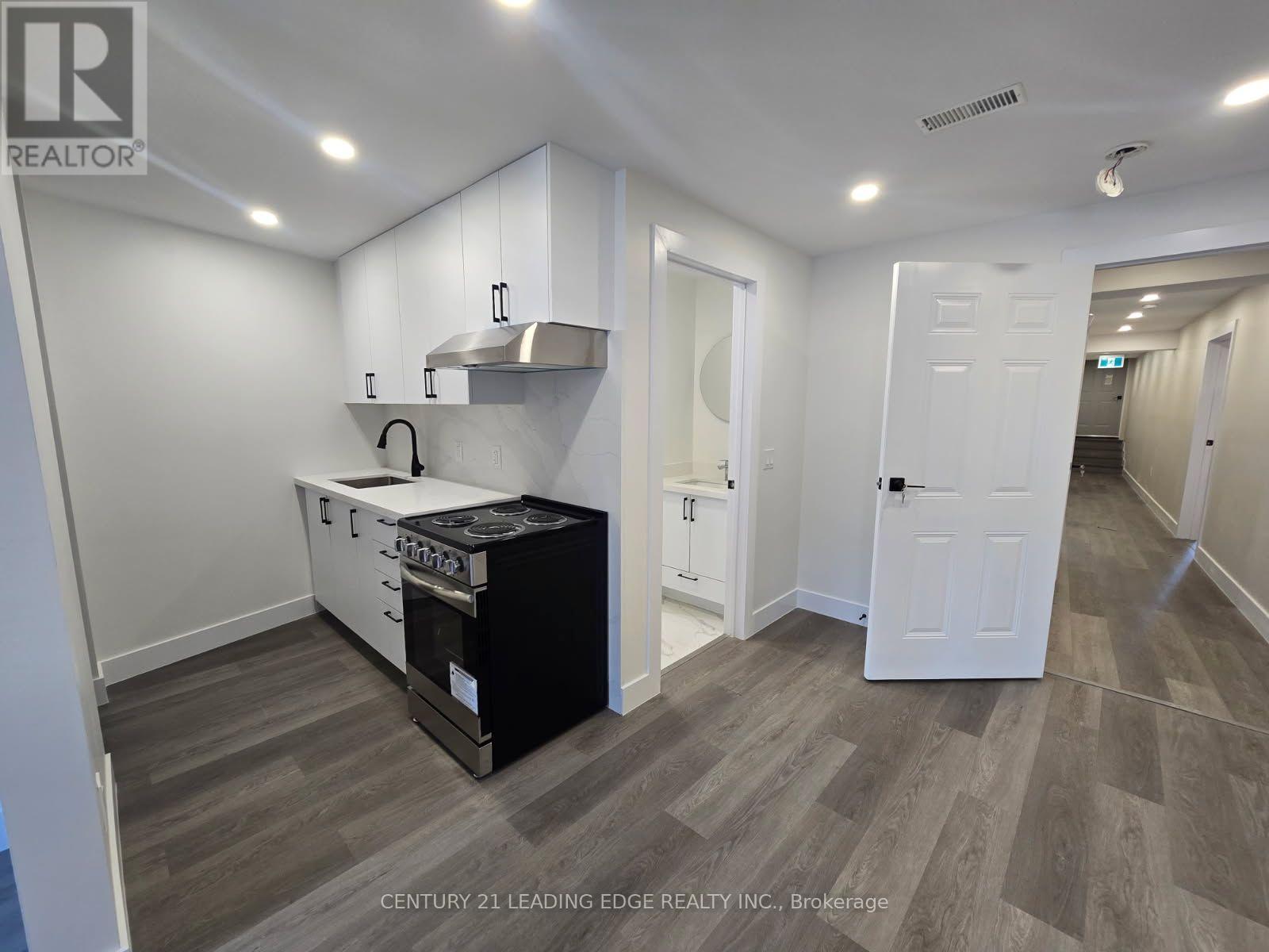 3030 Dundas Street, Toronto, Ontario M6P 1Z3 - Photo 2 - W13778336