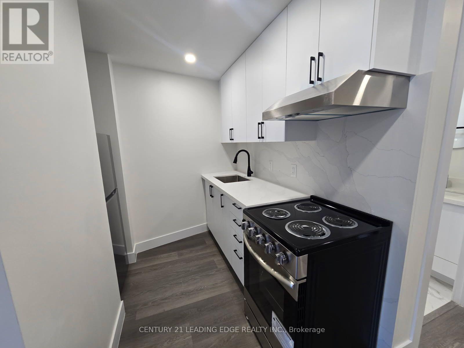 3030 Dundas Street, Toronto, Ontario M6P 1Z3 - Photo 4 - W13778336