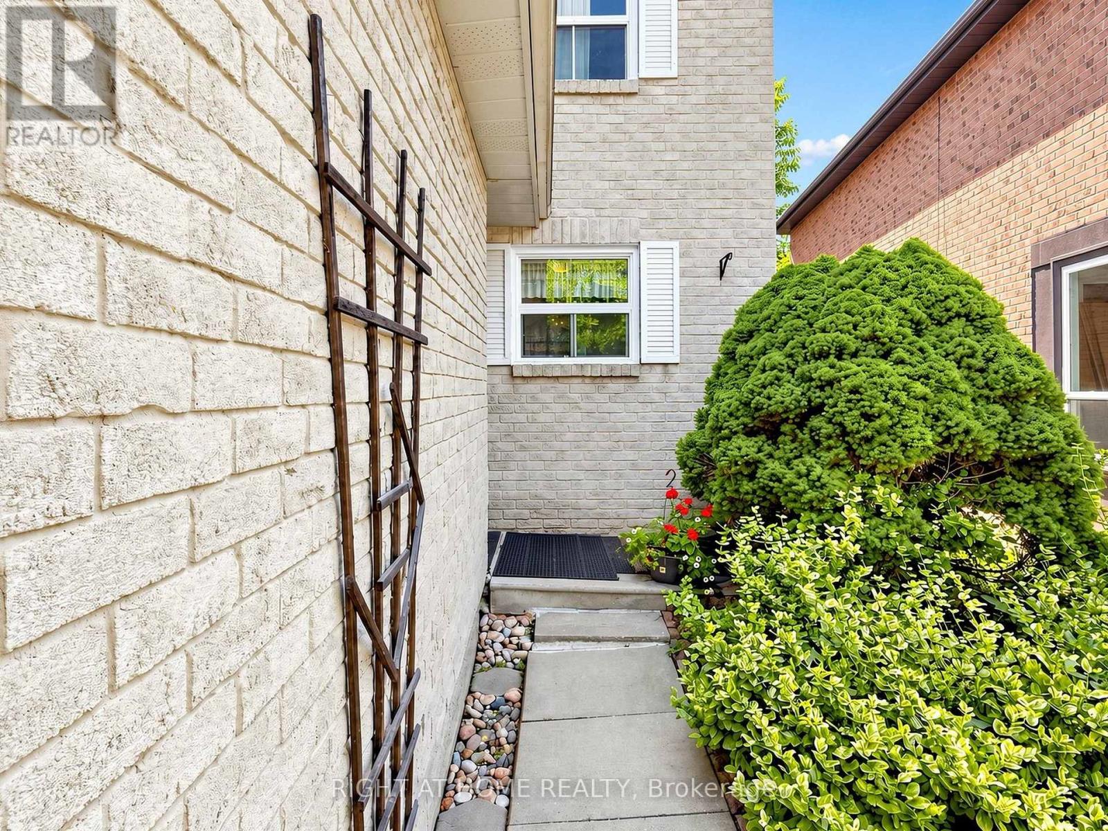131 Castle Rock Drive, Richmond Hill, Ontario  L4C 6A1 - Photo 5 - N13778488