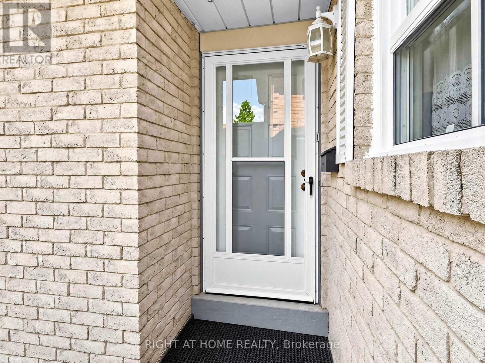 131 Castle Rock Drive, Richmond Hill, Ontario  L4C 6A1 - Photo 6 - N13778488