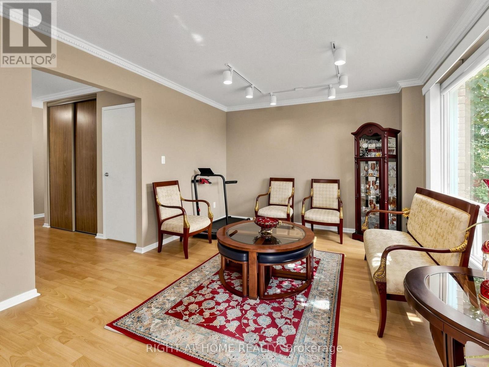 131 Castle Rock Drive, Richmond Hill, Ontario  L4C 6A1 - Photo 8 - N13778488