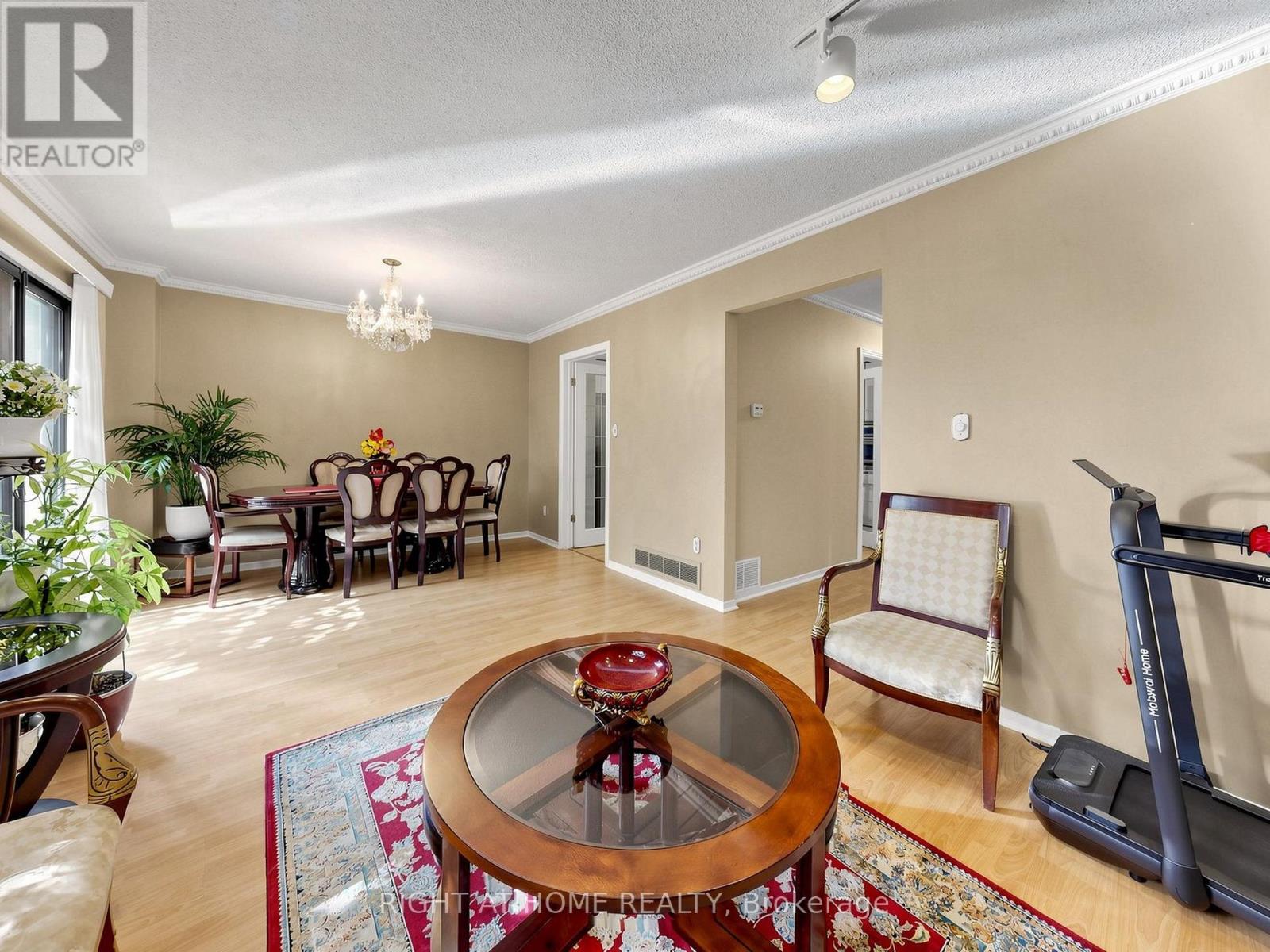 131 Castle Rock Drive, Richmond Hill, Ontario  L4C 6A1 - Photo 9 - N13778488