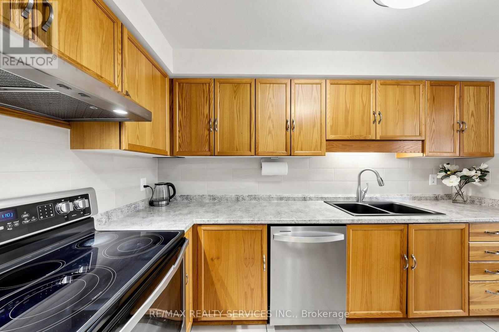 74 Heathcliffe Square, Brampton, Ontario  L6S 5R4 - Photo 10 - W13778554