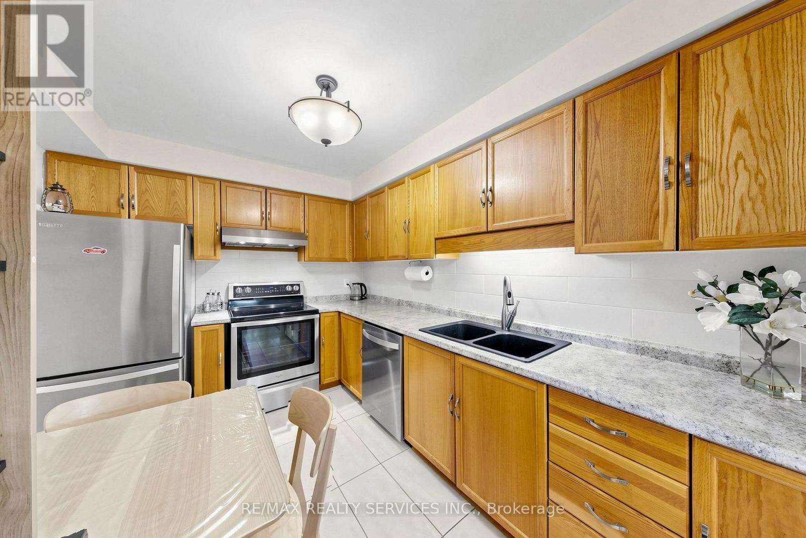74 Heathcliffe Square, Brampton, Ontario  L6S 5R4 - Photo 11 - W13778554