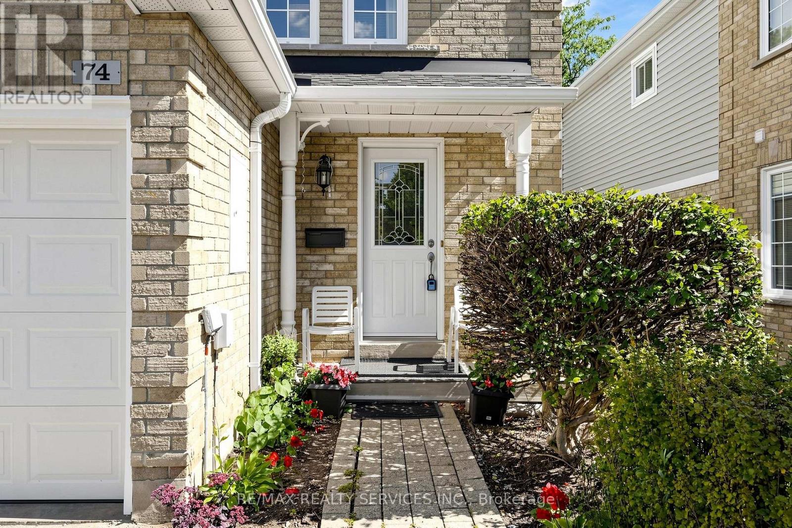74 Heathcliffe Square, Brampton, Ontario  L6S 5R4 - Photo 3 - W13778554