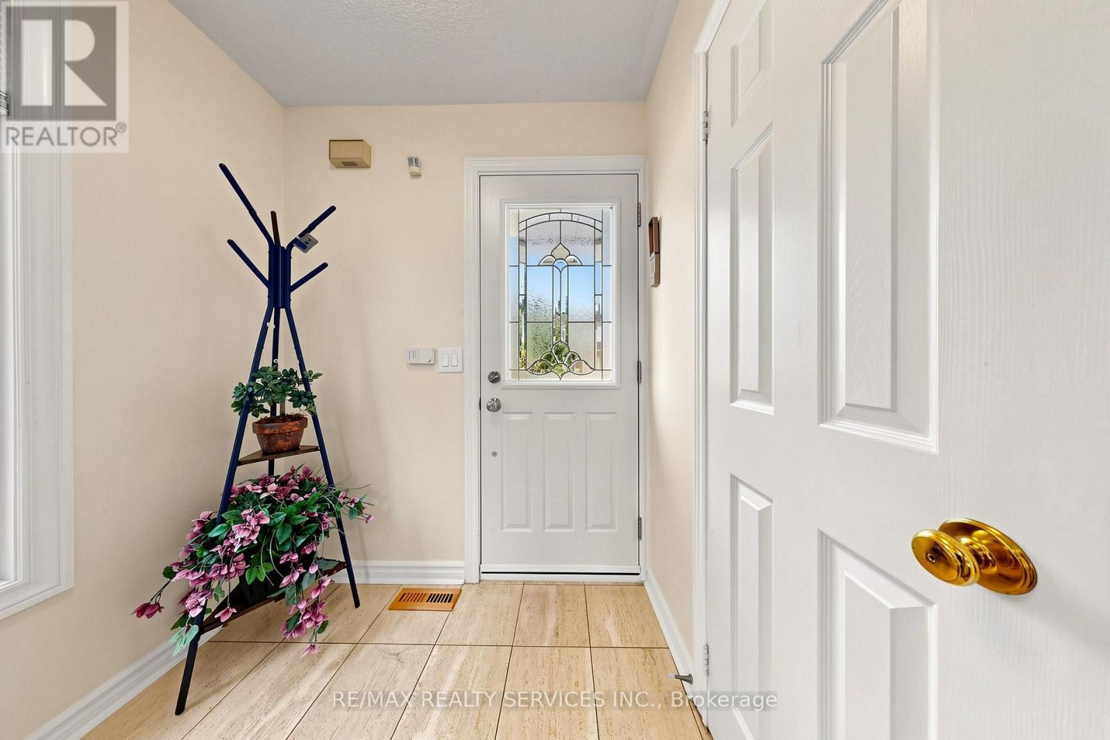 74 Heathcliffe Square, Brampton, Ontario  L6S 5R4 - Photo 4 - W13778554
