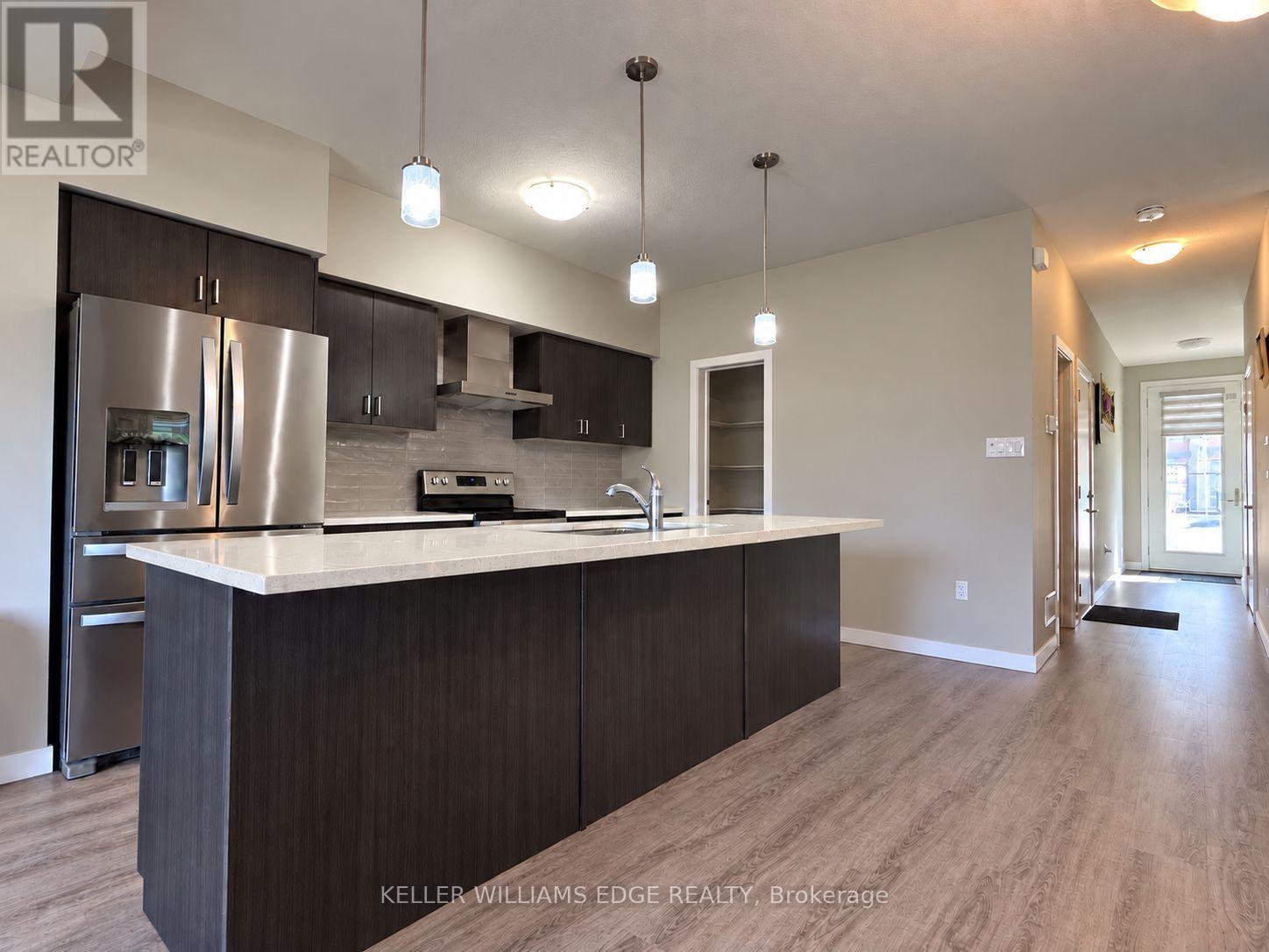 901 Robert Ferrie Drive, Kitchener, Ontario  N2R 0P2 - Photo 3 - X13778558
